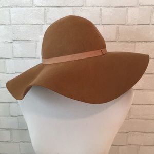 Floppy hat